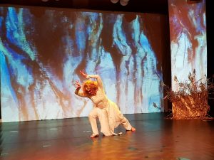 Sanna dance performance snow woman lumetar performanssi