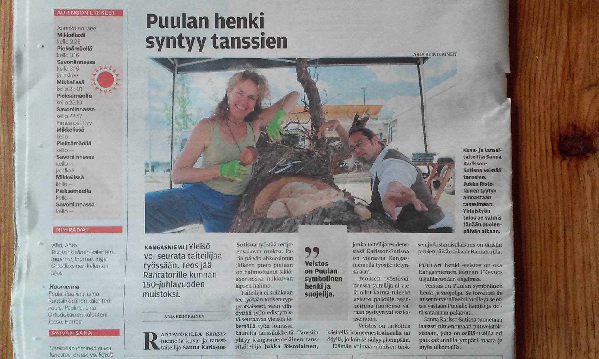 Newspaper article on Sanna Karlsson-Sutisna creating the public sculpture Puulan henki during an artist residency in Kangasniemi, with the finished work dedicated to the municipality's 150th anniversary.