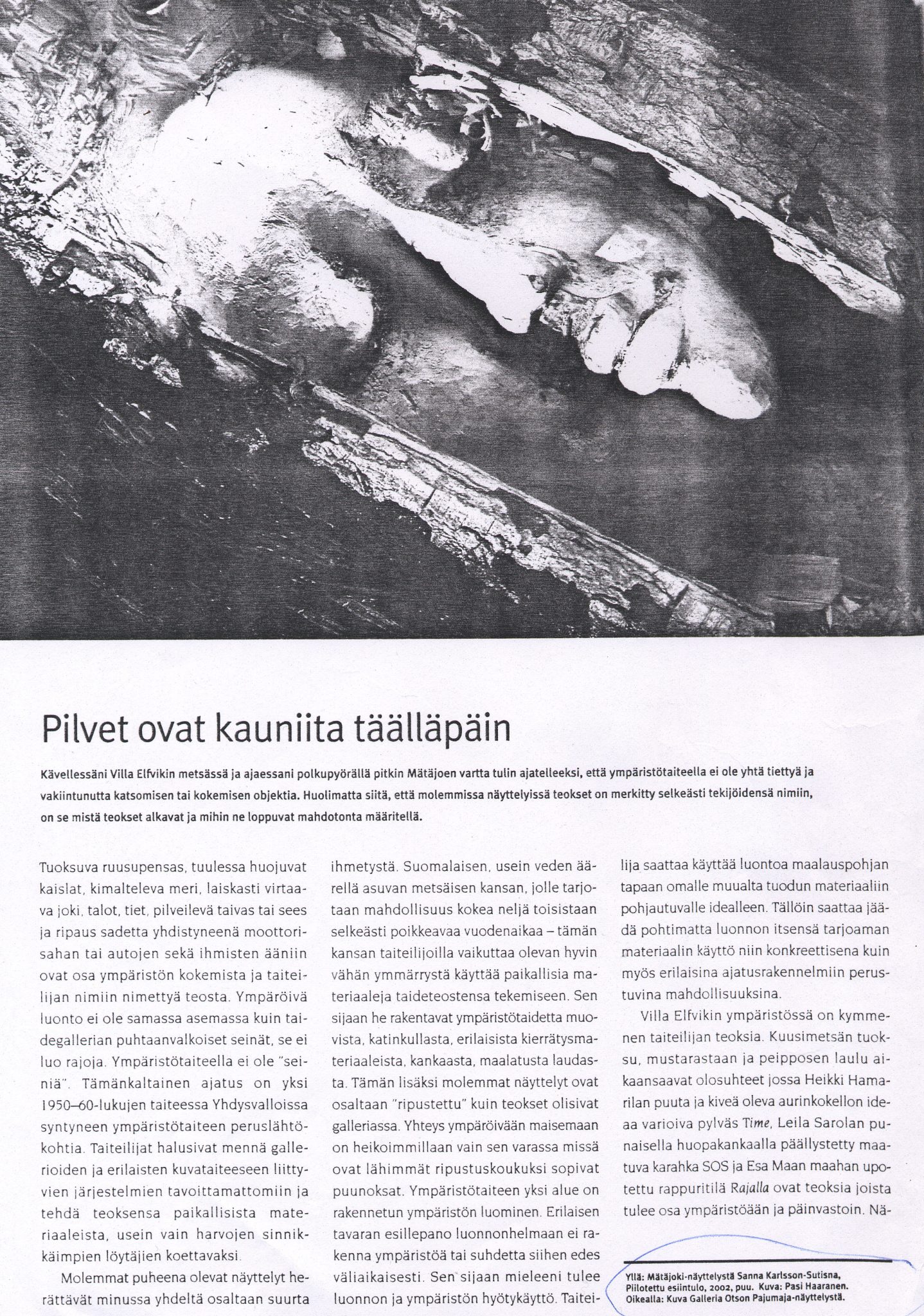 Magazine article featuring Sanna Karlsson-Sutisna's environmental artwork Piilotettu esiäiti (2002), published as part of an exhibition review.