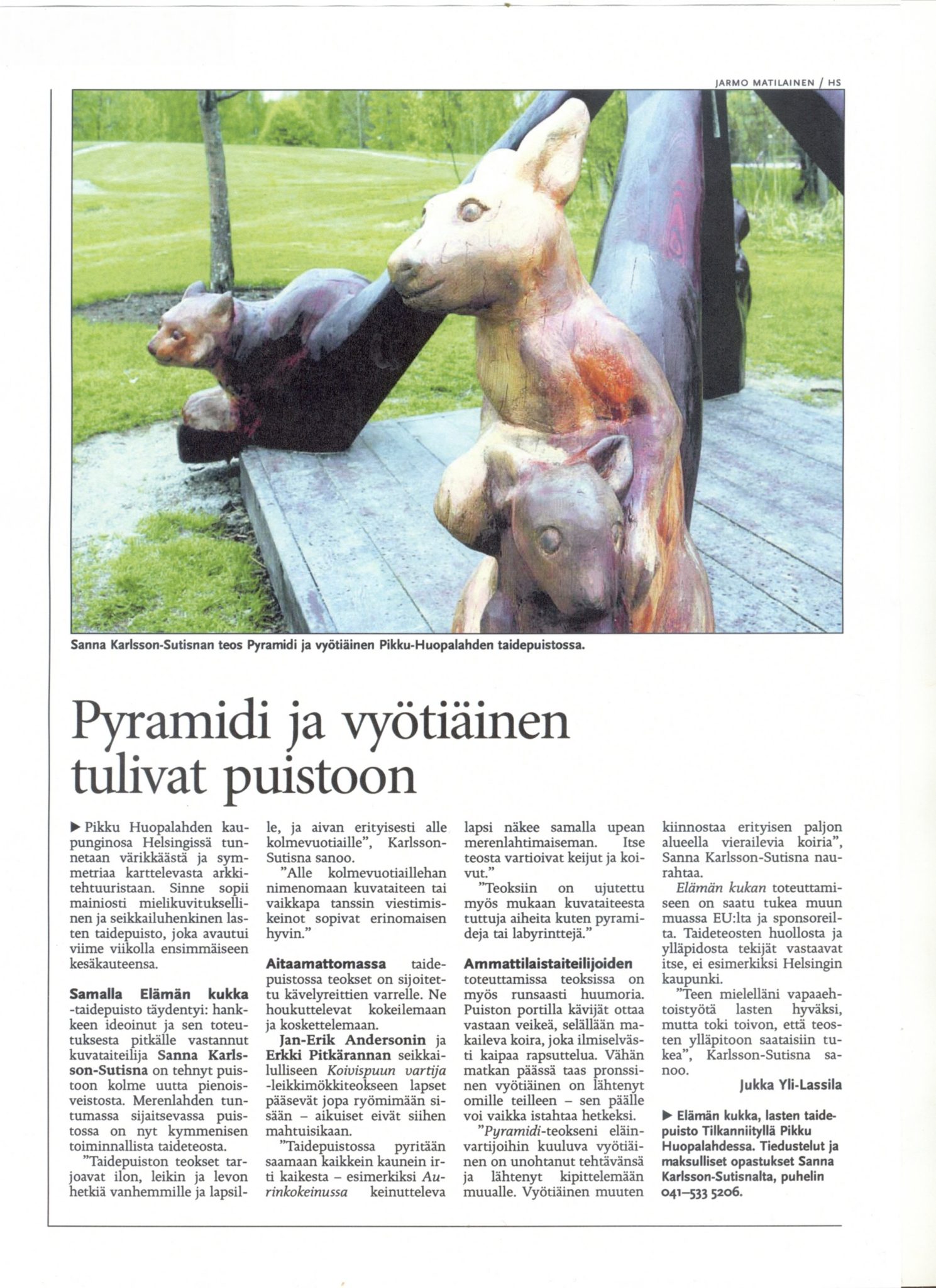 Newspaper article featuring Sanna Karlsson-Sutisna's Pyramidi ja vyötiäinen sculpture in Pikku Huopalahti Art Park, published in Helsingin Sanomat.