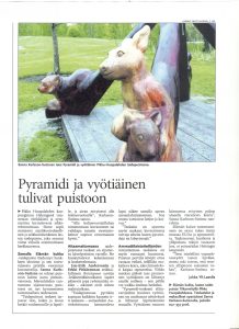 Newspaper article featuring Sanna Karlsson-Sutisna's Pyramidi ja vyötiäinen sculpture in Pikku Huopalahti Art Park, published in Helsingin Sanomat.